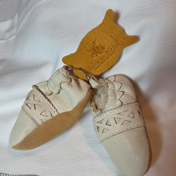 Hides in Hand Other - Soft Leather Baby Shoes - Cream/made Canada.